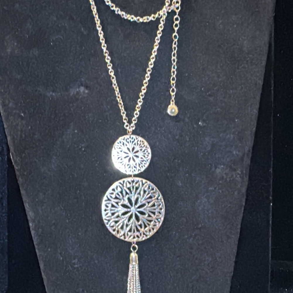 Elegant Silver toned vintage 1946 Filigree Pendant Necklace